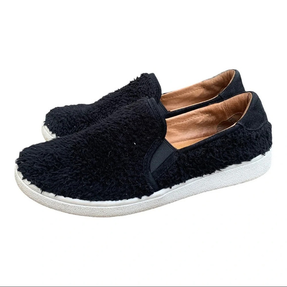 UGG Rocco Fuzzy Black Slip on sneaker size 6 - Picture 3 of 8